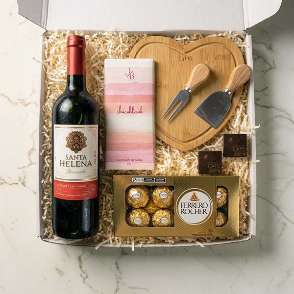 Kit Presente Vinho Tinto com Tabua Bambu Coracao para Dia dos Namorados | Feminino