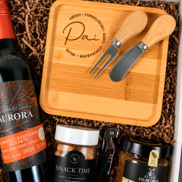 Kit Presente Dia dos Pais com Vinho e Tábua Personalizada - tábua com arte de Dia dos Pais e composição completa