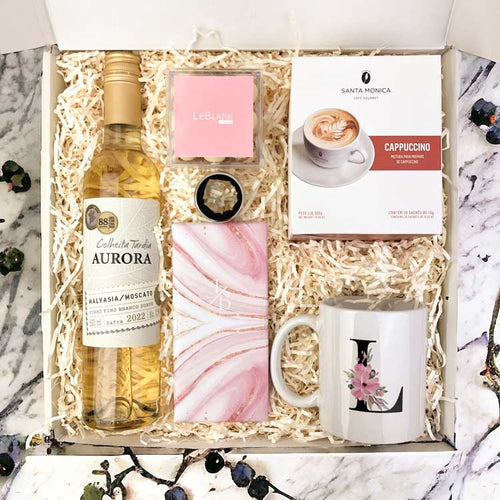 Presente gourmet com vinho Aurora Colheita Tardia e caneca personalizada