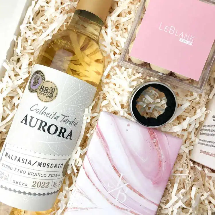 Presente gourmet com vinho Aurora Colheita Tardia e caneca personalizada